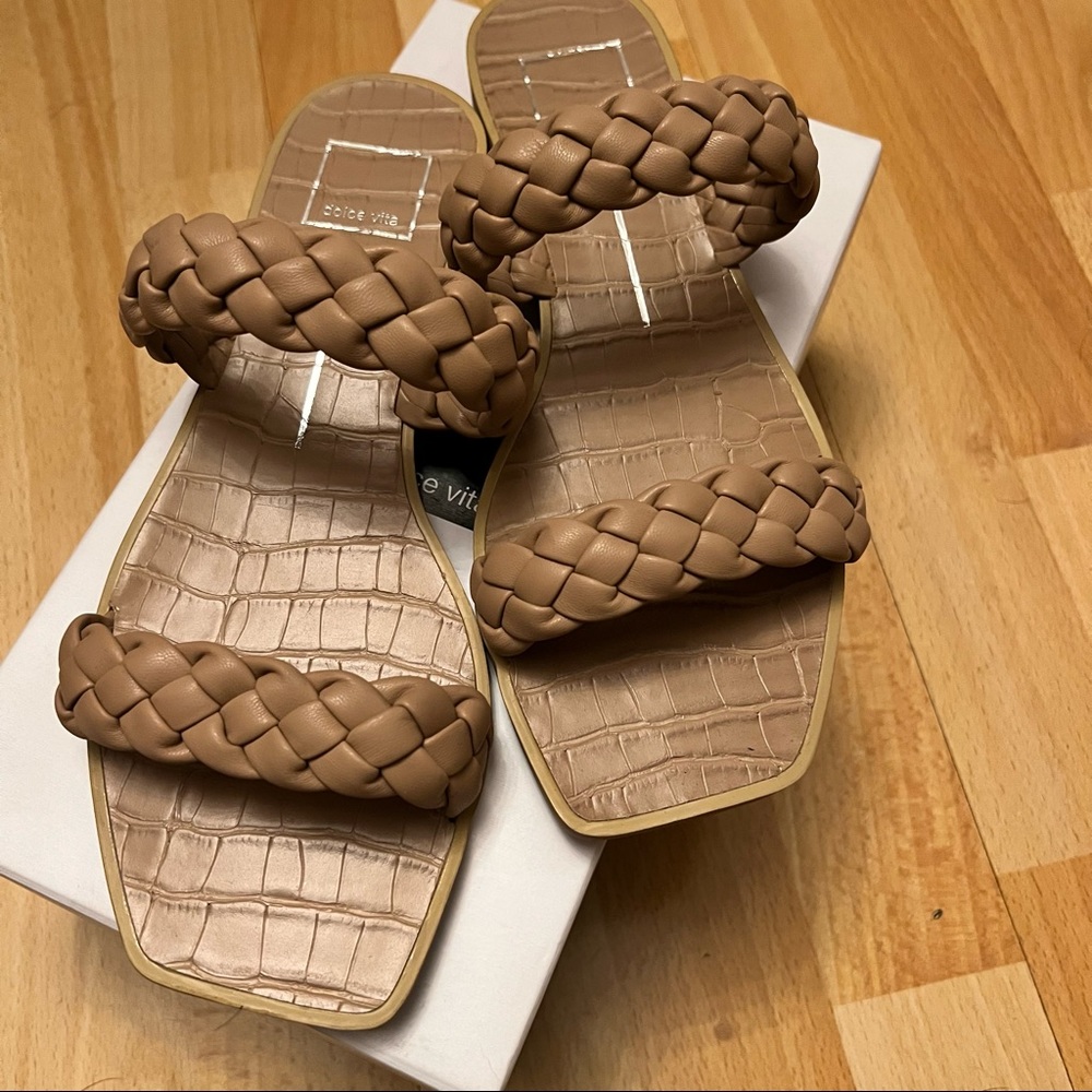 Dolce Vita Indy Sandal in Cafe Size 9